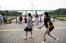 Kabar Gembira, Monas...