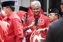 Hadiri Rakernas II PDI...
