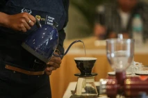 Penyaji Kopi Bersaing...