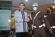 Senyum Eks Mendag M...