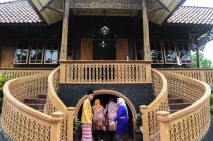 Wajah Khas Rumah Adat...