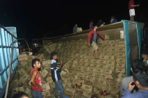 Truk Bermuatan Teh Kemasan...