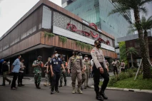 Petugas Gabungan Tutup...