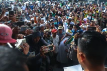 Digeruduk Ratusan Massa,...
