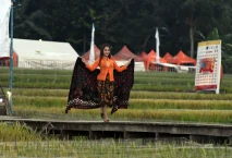 Peragaan Busana di Tengah...