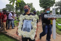 Lagu Widuri Iringi Pemakaman...