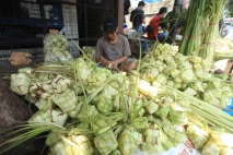 Pedagang Bungkus Ketupat...