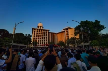 Ribuan Umat Islam Padati...