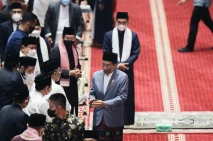 Presiden Jokowi Salat...