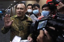 Ketua KPK Serahkan Surat...