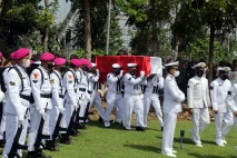 Upacara Militer Iringi...