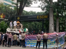 Massa AMLT Desak Kementerian...