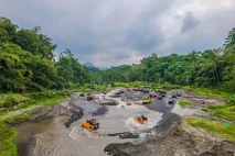 Menikmati Wisata Ekstrem...