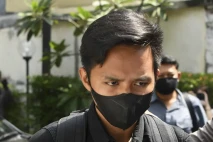 Berpakaian Serba Hitam,...