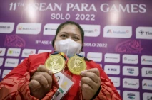 Angkat Berat Putri Indonesia...