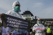 Tuntut Diangkat Jadi...
