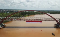 Aksi Pembentangan Bendera...