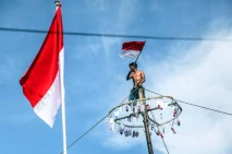 Lombat Panjat Pinang...