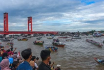 Antusiasme Warga Saksikan...