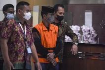 KPK Tahan Penyuap Mantan...