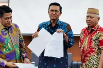 Dicopot La Nyalla Sebagai...