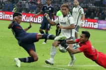 Menang 2-1, Persib Permalukan...