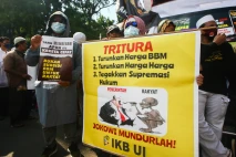 Ratusan Massa Elemen...