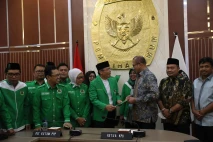Penyerahan SK Plt Ketua...