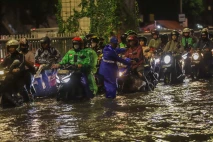 Banjir Rendam Ruas Jalan...