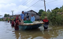 Terjebak Banjir, Warga...