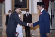 Jokowi Lantik Johanis...