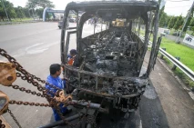 Kebakaran Bus di Tol...