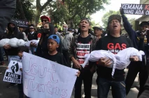 Bawa Boneka Jenazah,...