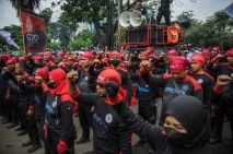 Tolak PHK Massal, Buruh...