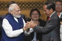 Momen Jokowi Serahkan...