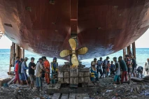 Melihat Pembuatan Kapal...