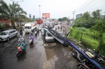 Papan Reklame Roboh...