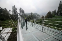 Melihat Jembatan Gantung...
