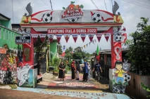 Uniknya Kampung Piala...