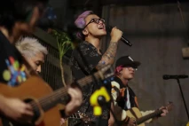 Summerlane Tampil dengan...