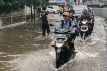 Depok Hujan Deras, Jalan...