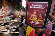 Warga Sambut Pernikahan...