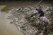 Tumpukan Sampah di Aliran...