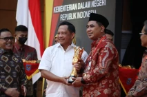 Mendagri Beri Penghargaan...