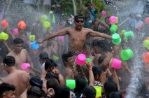Tradisi Perang Air di...
