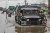 Petugas Gabungan Evakuasi...