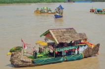 Lomba Perahu Hias di...