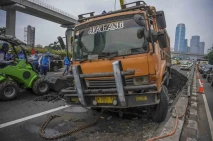 Dua Truk Alami Kecelakaan...