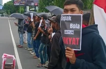 Bawa Keranda Mayat PSSI,...