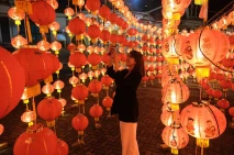 Wisata Lampion di Vihara...